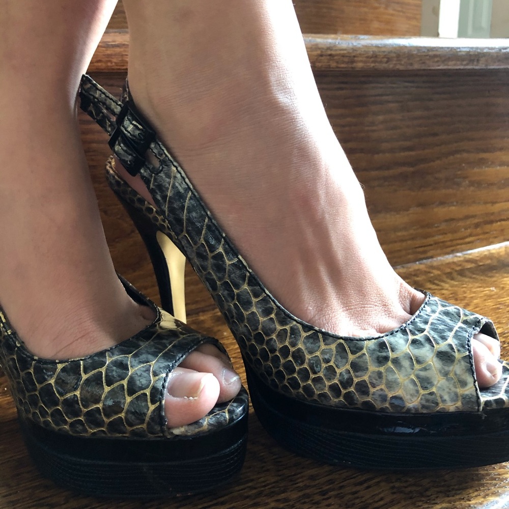 Sassy snakeskin heels 🖤🤍